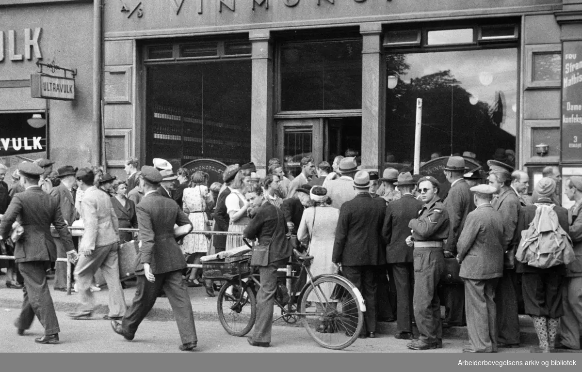 Kø utenfor Vinmonopolets utsalg på Stortorget. Juli 1946