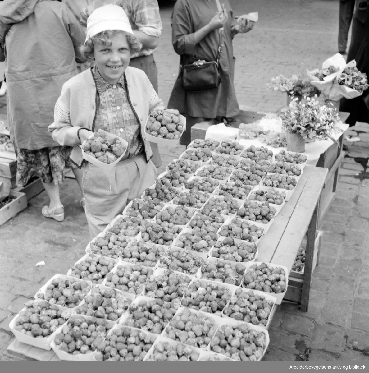 Youngstorget: Torgsalg. Grete Lund fra Lier selger jordbær. Juli 1959