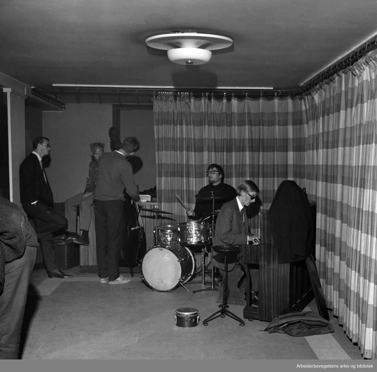 Club 7 åpnet i Edderkoppens lokaler. På bass, Petter Holm (med ryggen til), Jan Lie på trommer og ved pianoet Arild Boman. 17 Juli 1965.
