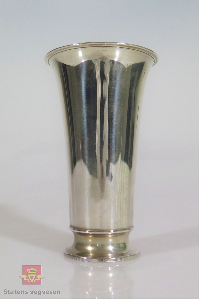 Pokal formet som et beger.  Pokalen er merket med KNA GJERSØLØPET 1931 PREMIE KLASSE V.