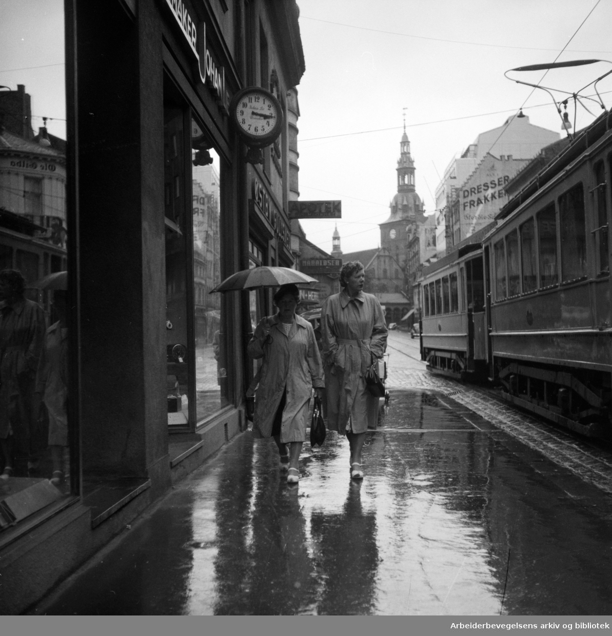 Storgata i regnvær. Juli 1954