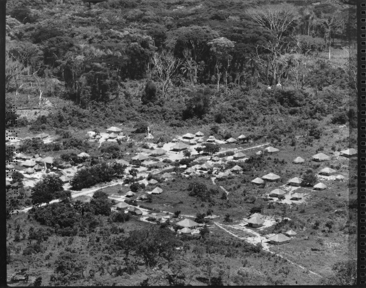 Flygspaningsbild av by i Kongo, taget av F 22 under Kongokrisen 1962-1963.