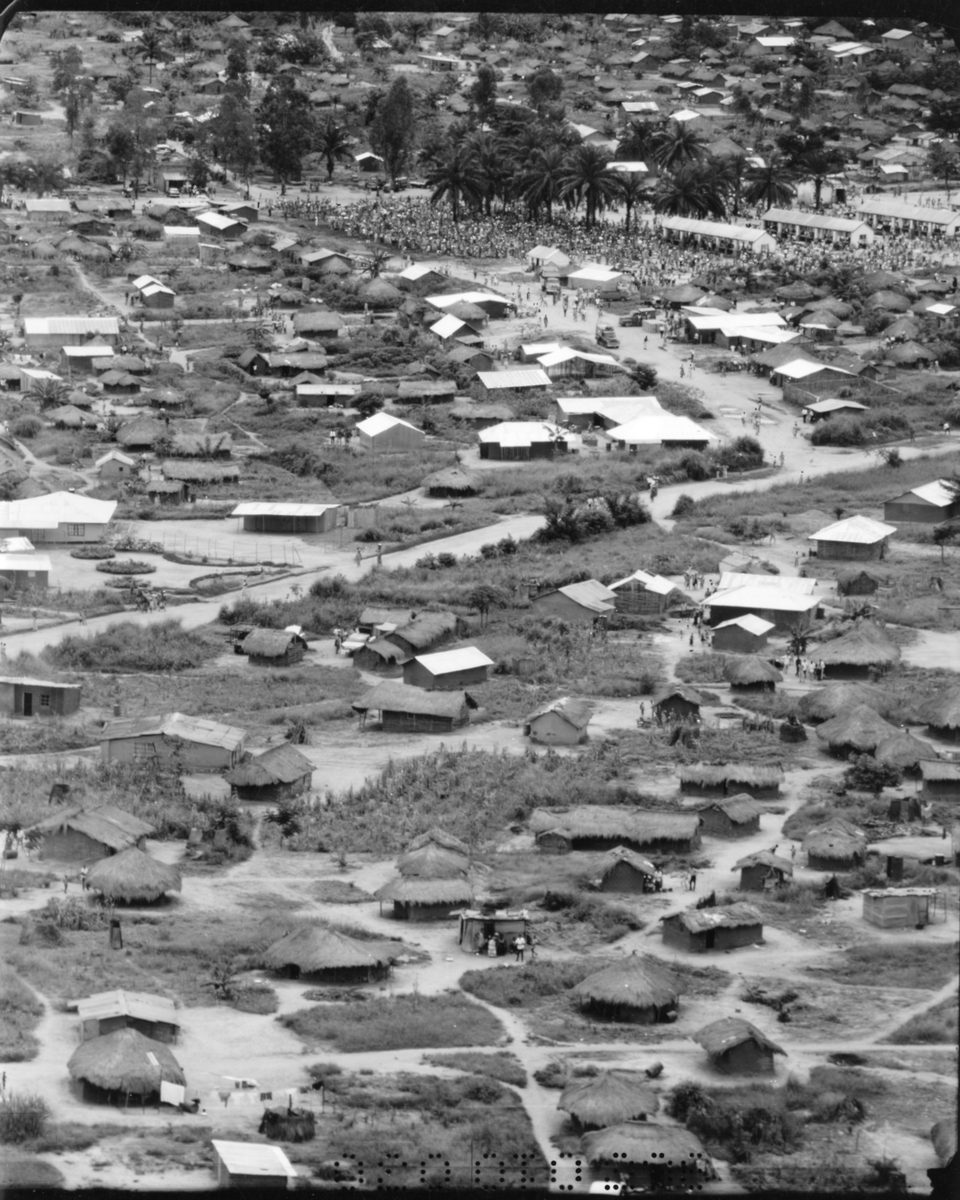 Flygspaningsbilder av by i Kongo, taget av F 22 under Kongokrisen 1962-1963. Serie om två bilder; översiktsbild och närbild.