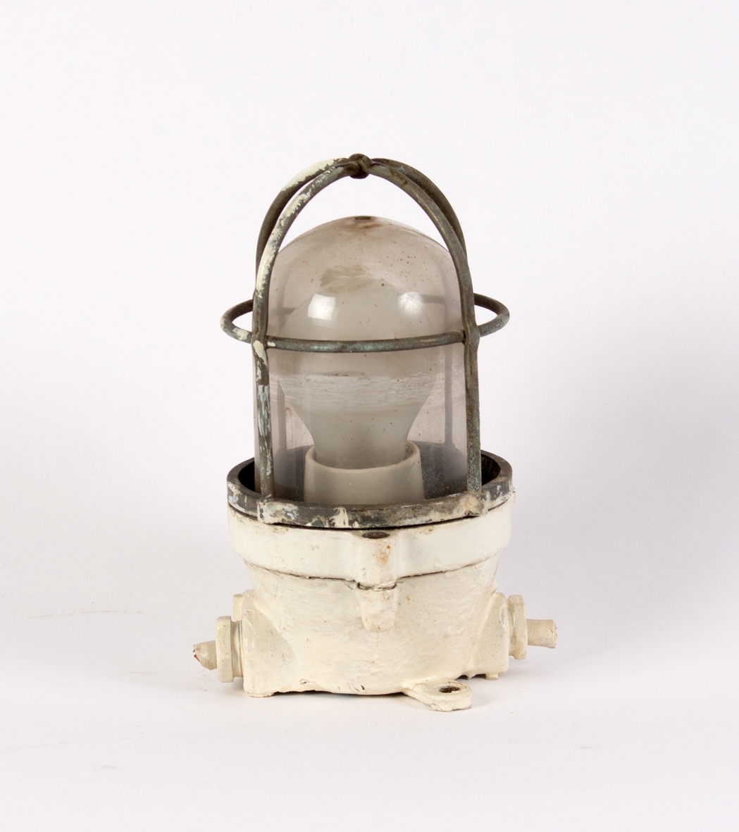 Lampe fra stålbark STATSRAAD LEHMKUHL. Rund elektrisk lampe med glasskuppel med beskyttelsesgitter.