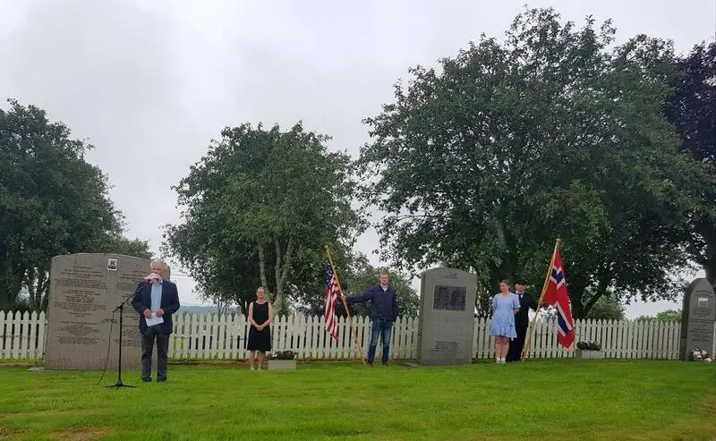 Kransenedlegging og æresvakt ved hovedmonumentet