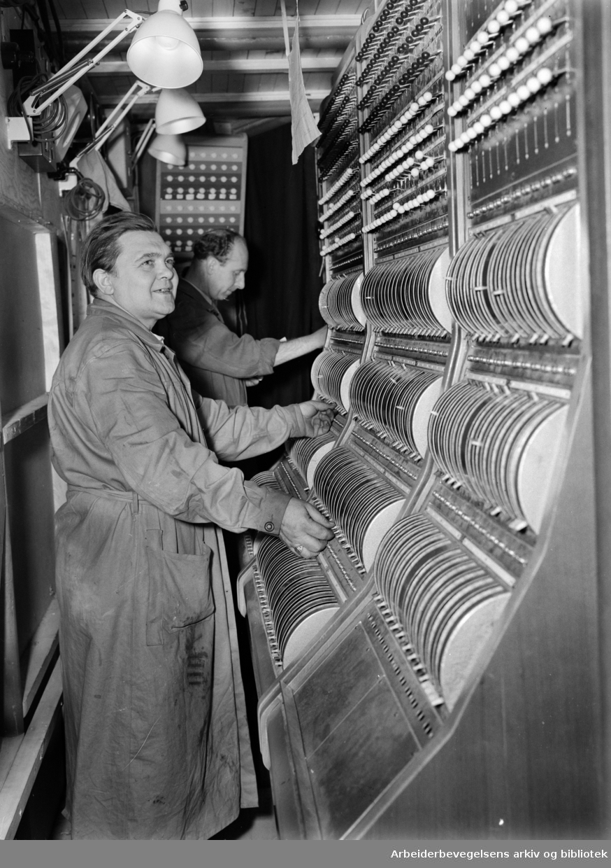 Folketeaterbygningen ( interiører). Lysmester Sverre Pedersen og Odd Horge i Folketeatret. November 1952