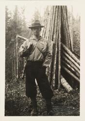 Jakt Veme 1931. Mann iført nikkers, hatt og med jaktgevær på