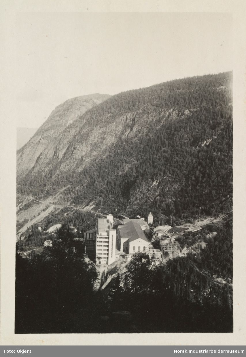 Tur til Møsvand, høsten 1931. Vemork, kraftstasjon og hydrogenfabrikken sees fra oven
