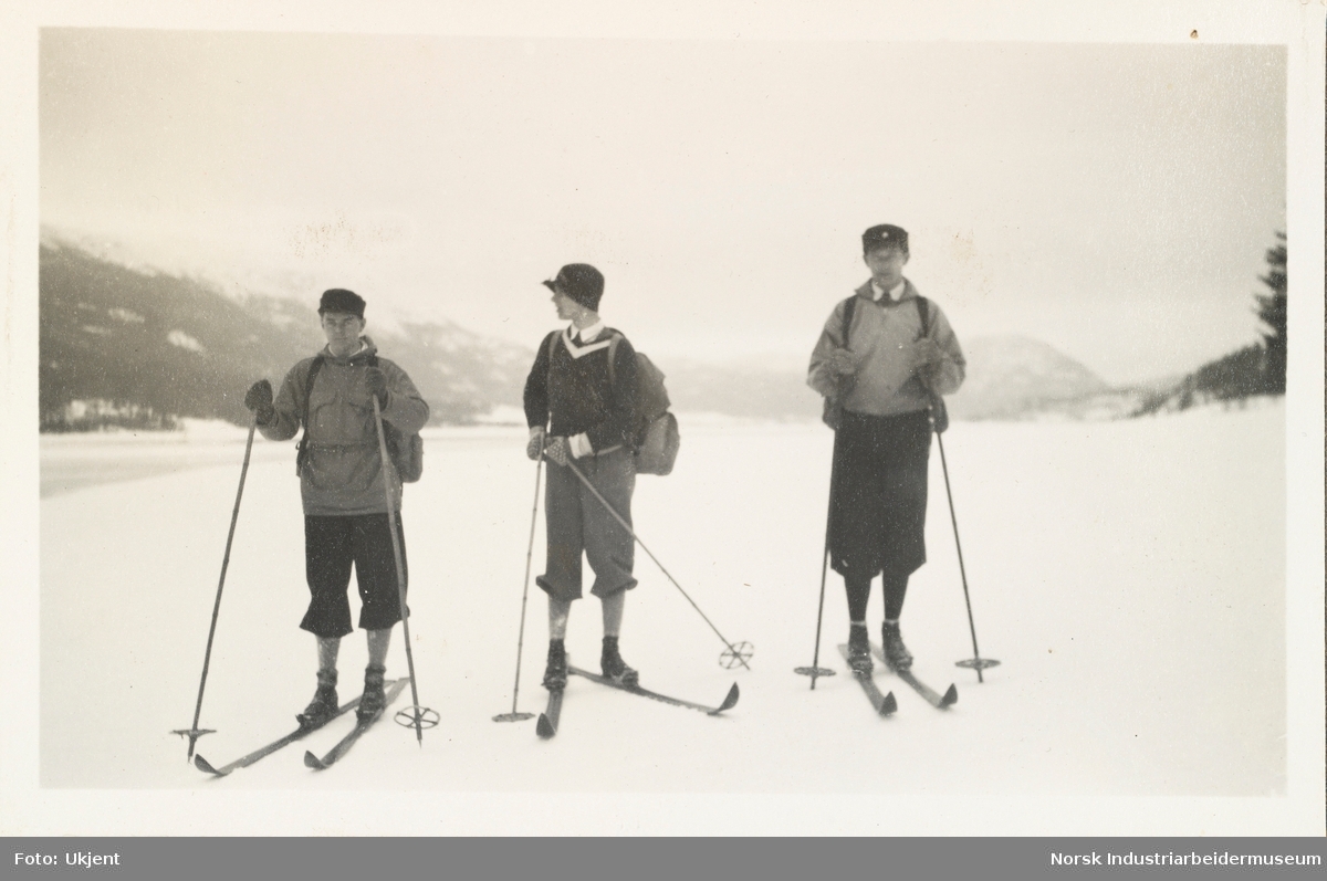 Solli, februar 1931.Tre menn på langrennstur. Iført nikkers, lue, anorakk, ryggsekk, ski og staver.