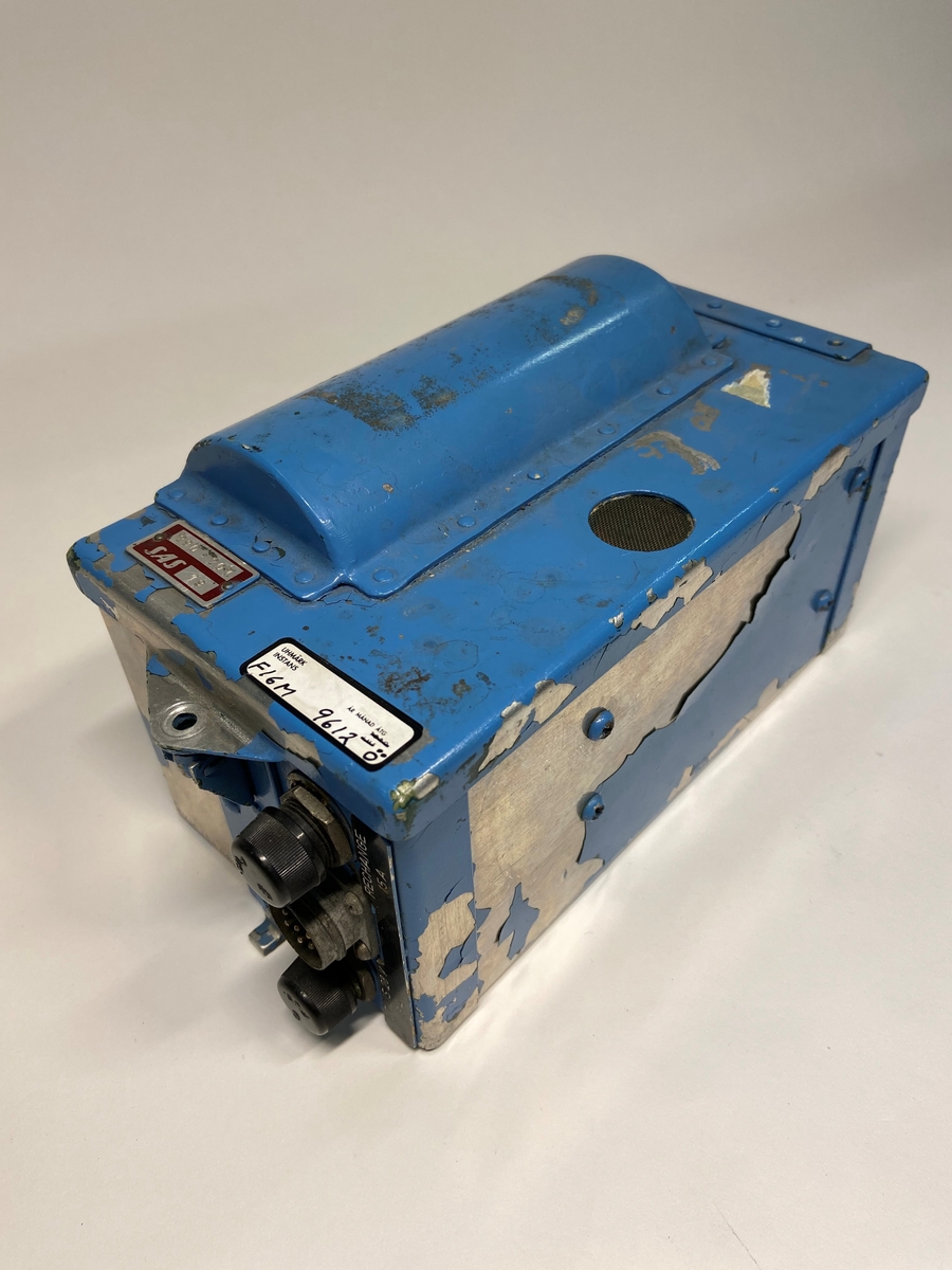 Batteribox för nödbatteri, blå metall, öppningsbar på en sida, rektangulär form.
