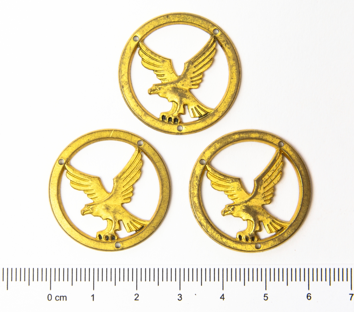 Flygförarmärke m/51, en ring med en flygande örn i mitten. Tre stycken.