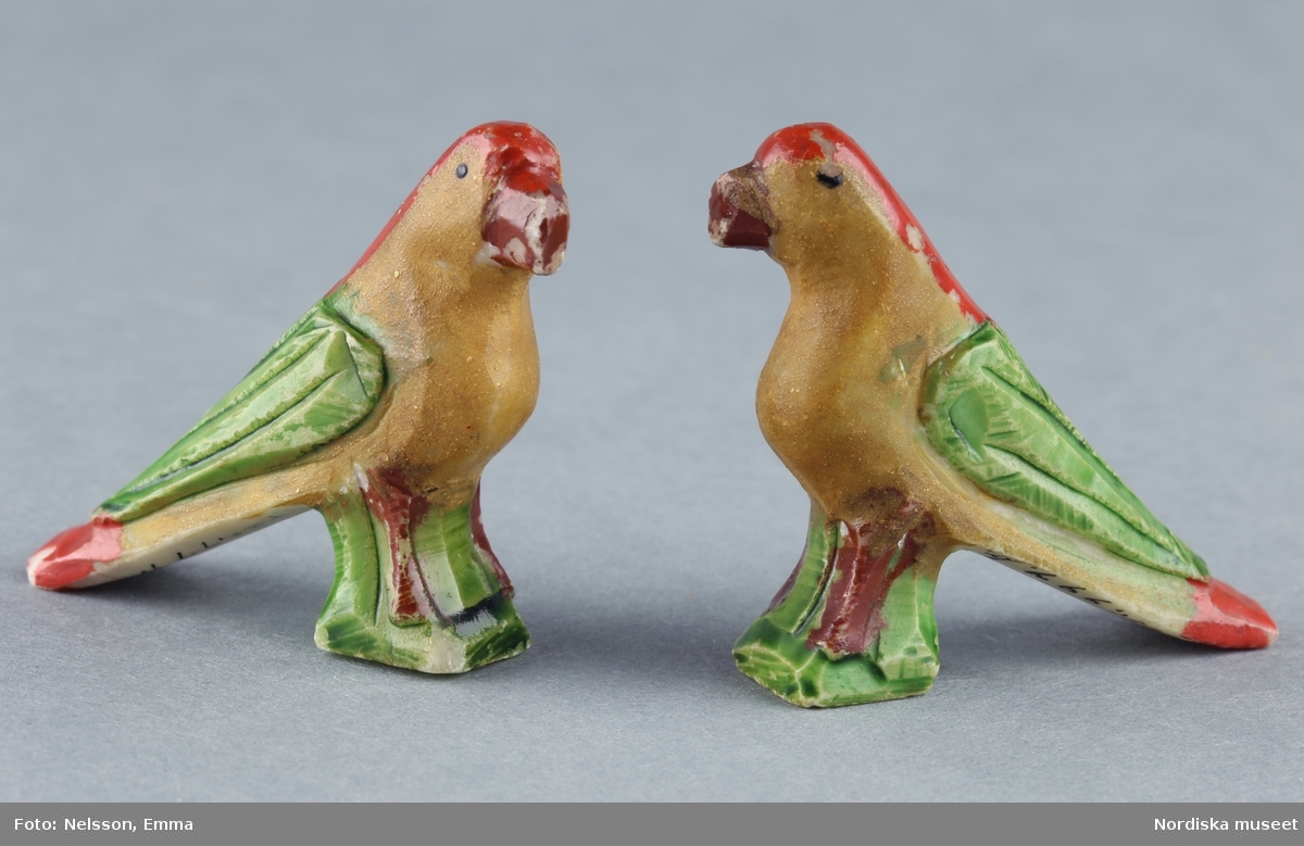 Inventering Sesam 1996-1999:
H 4 cm
Fåglar, 2 st, av alabaster, målade i rött och grönt.
tillhör dockskåp 151.825.
Bilaga
Birgitta Martinius 1996