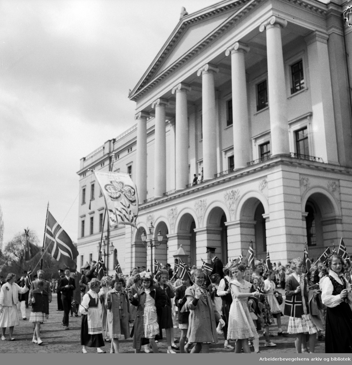 17. mai 1956. Barnetoget. Grünerløkka skole ved Slottet.