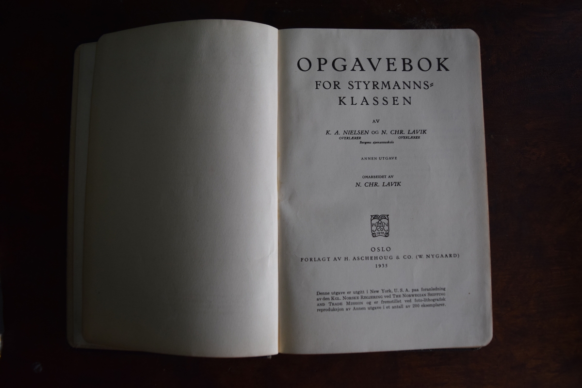 Bøker fra Sjømannskole under andre verdenskrig. To bøker om navigasjon(en lærebok og en oppgavebok) og en protokoll.