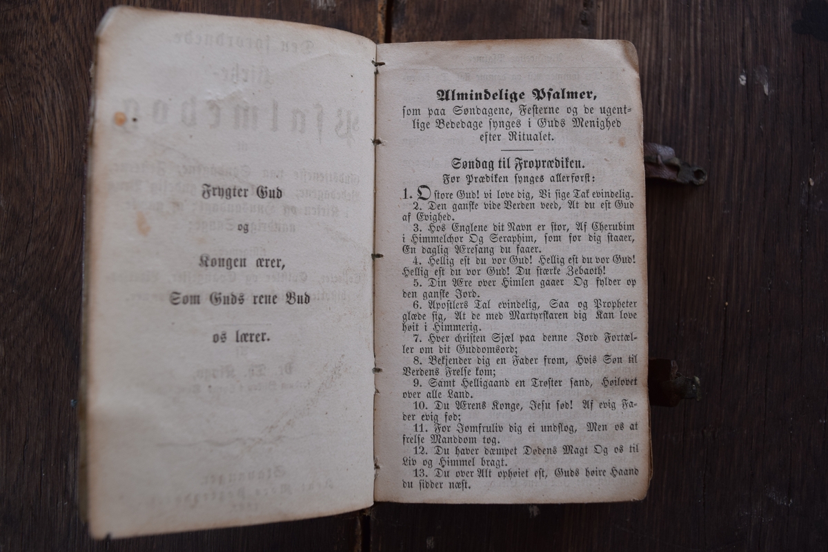 "Den forordnede kirke salmebok, av Dr. Th. Kingo" gitt i konfirmasjonsgave fra Oline Jonsdatter til hennes søskenbarn Tomine Olsdatter