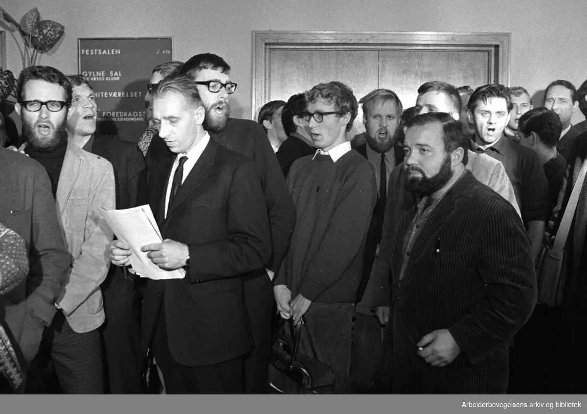 Landsmøtet i Sosialistisk Folkeparti (SF) Februar 1969, som utløste bruddet mellom partiet og ungdomsorganisasjonen SUF. Delegatene fra blant annet SUF forlot landsmøtet mens de sang Internasjonalen. Avbildet: blant andre Eyvind Viken og Svein Johansen.
