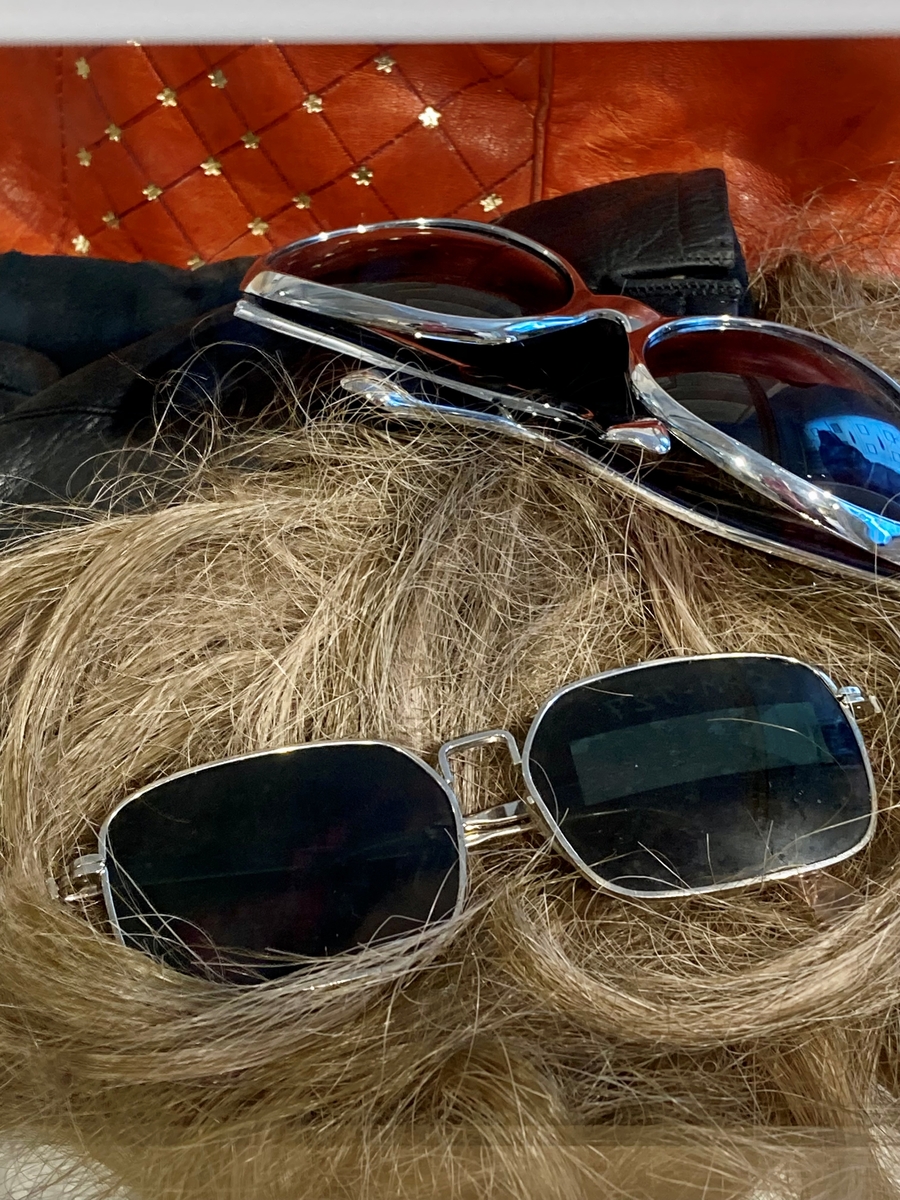 Solbriller med innfatning i sølvfarget lettmetall.