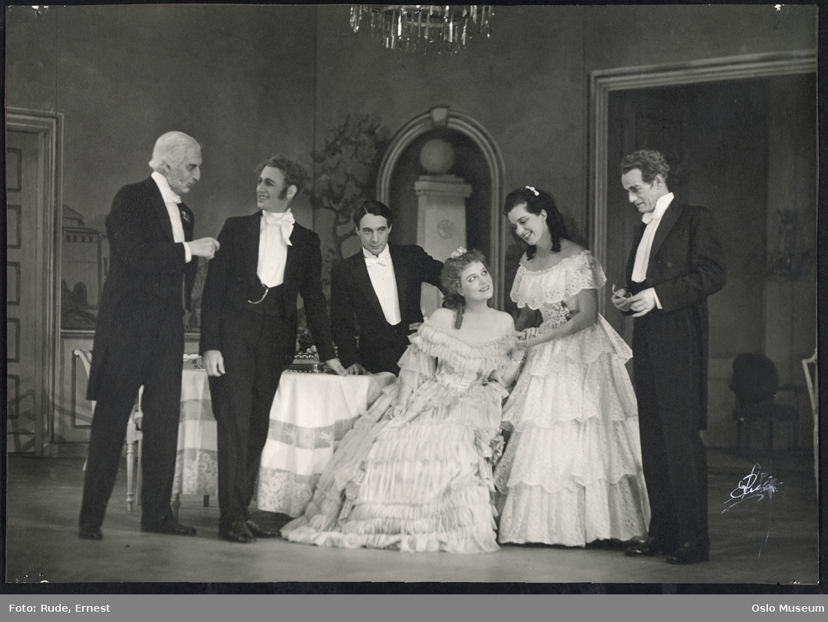Nationaltheatret, forestilling, scenebilde, "De unges forbund" av Henrik Ibsen, kvinner, menn, skuespillere