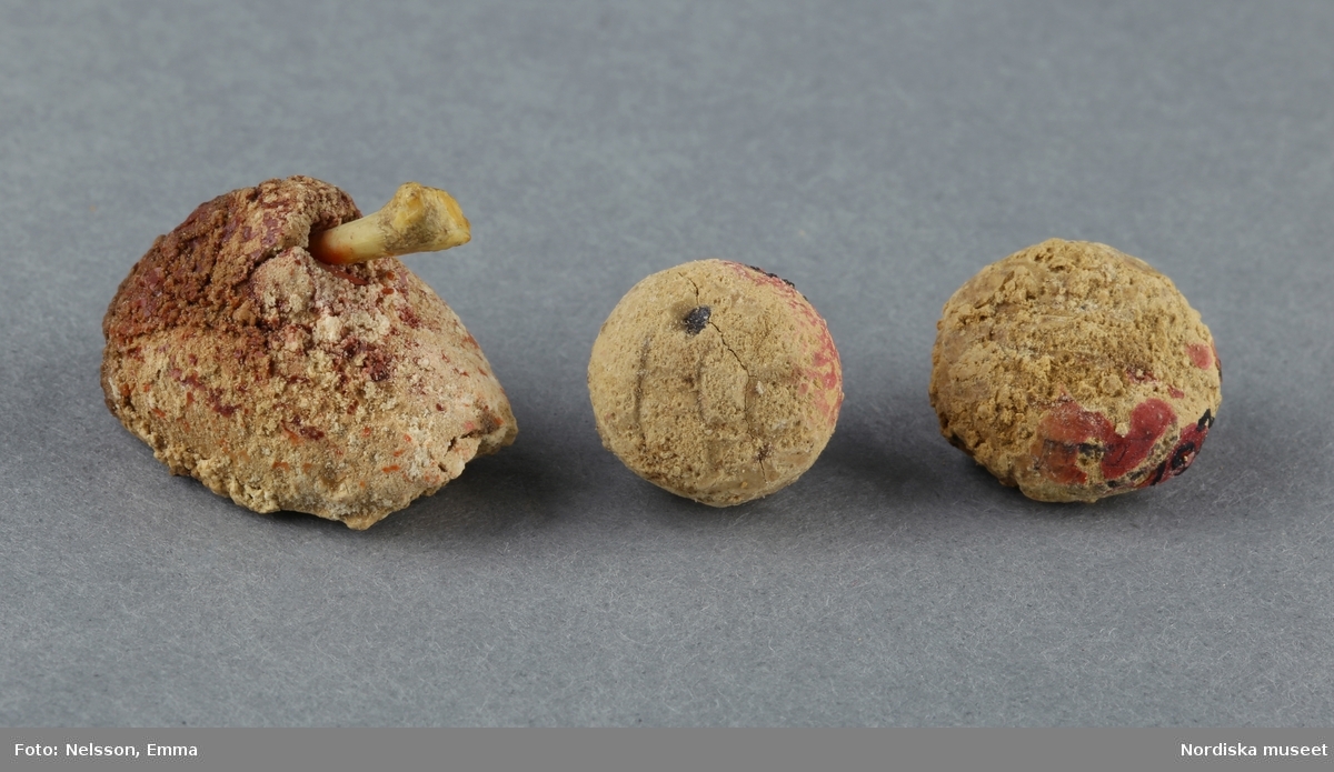 Inventering Sesam 1996-1999:
a) L 2,4 cm
b) Diam 1,4 cm
c) Diam 1,5 cm
3 st matattrapper till dockskåp, av konstmassa i brunt, vitt och rött. 
a) kyckling (?).
b) Rund bolliknande, frukt ?.
c) Rund, ojämn boll, frukt ?.
Hör till dockskåpskök inv.nr 192.991
Leif Wallin okt 1997
