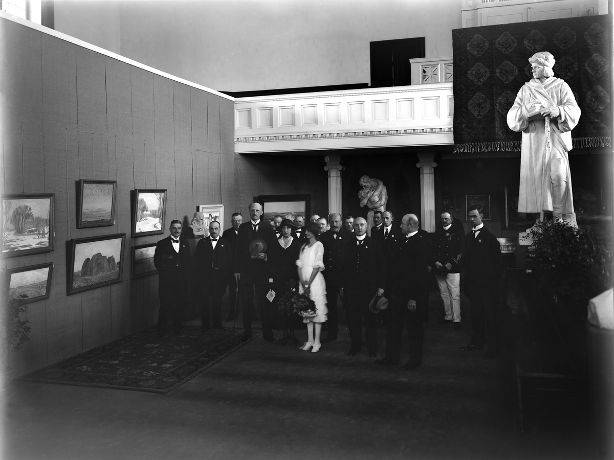 Katedralskolans aula. Linköpingsutställningen år 1920. Besök av prins Carl. 
...

Utställning. Skola. Kunglighet.