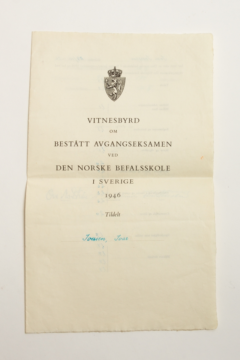 Vitnemål om bestått avgangseksamen ved den norske befalsskolen i Uppsale i Sverige datert til 13. september 1946