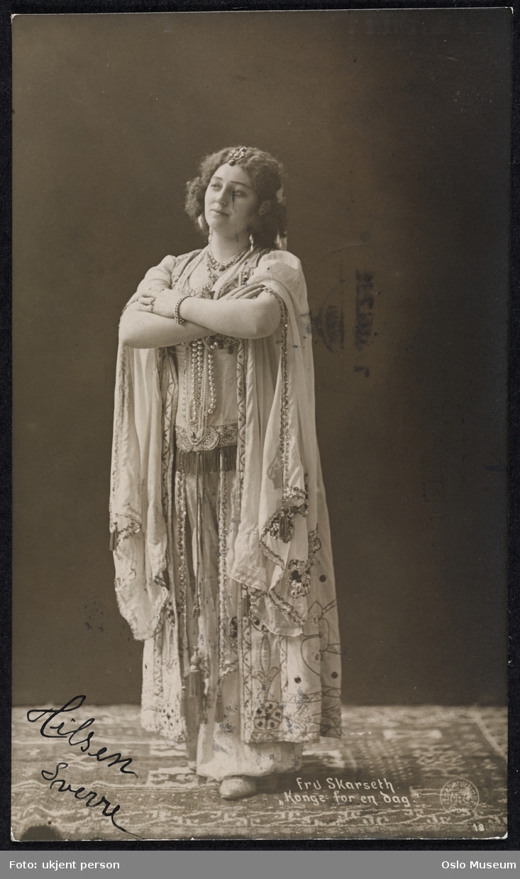 portrett, kvinne, operasangerinne, rollebilde, "Konge for en dag" på Centralteatret, stående helfigur, kostyme