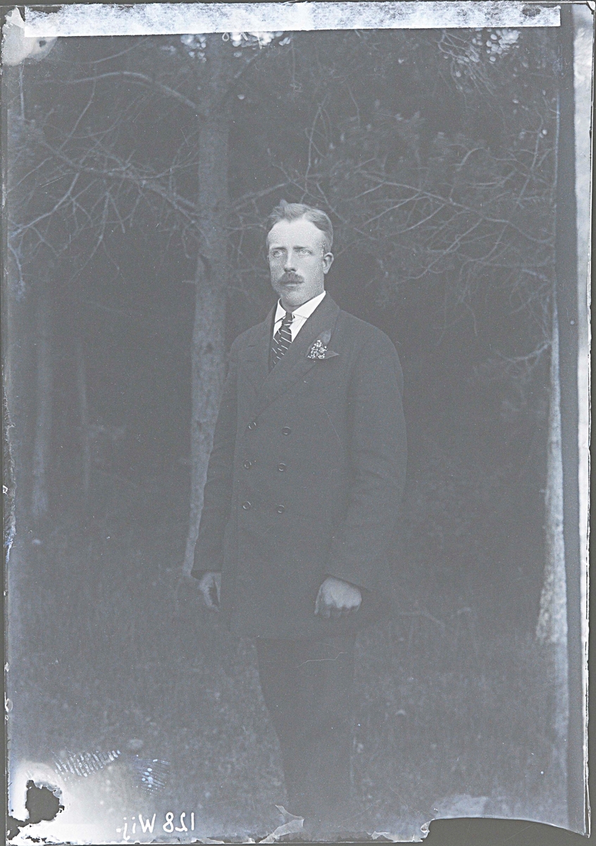 Oskar Anselm Hagström, född 1884-03-07 i Kumla, död 1967-12-28 i Rytterne. Fiskare och dräng skriven på Springsta säteri i Kärrbo socken åren 1914-1923.