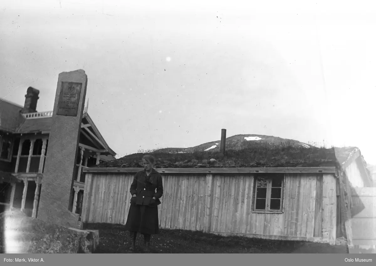 Vinjebue, hytte, kvinne, minnestøtte over Aasmund Olavsson Vinje