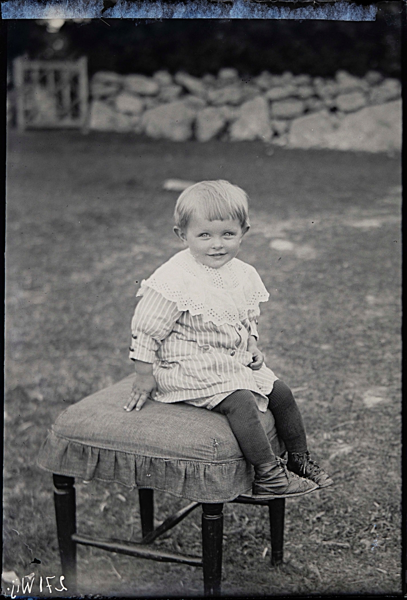 Fotografering beställd av Hubert Olsson. Barnet ej identifierat.