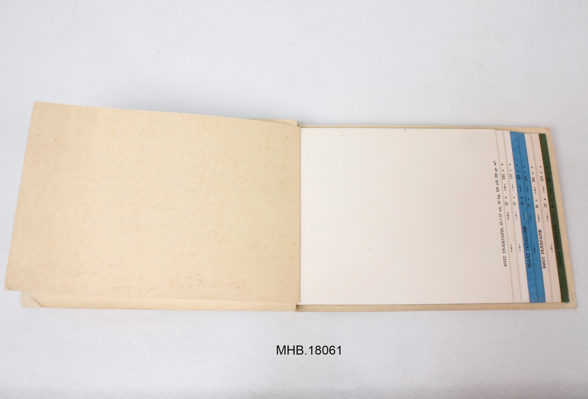 Hefte med 15 sider med prøver av trykkpapir.
Tittel trykt på forsiden: "A.S. BOORREGAARD (THE KELLNER PARTINGTON PAPER PULP CO. LTD) SARPSBORG. Norway MANCHESTER England"
Det innholder flere prøver av trykkpapir i forskjellige farger: hvitt (6), blått (3)  rosa (4) og mørke grønn (2)