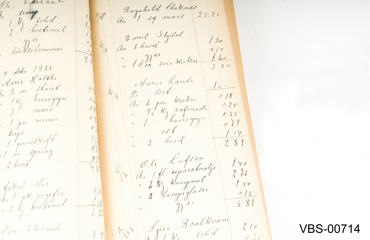 Kladdebok med stive permer og håndskrevne salgsnotater (matvarer) inne: 
756 ark, datert 8. oktober 1925 til 9. november 1927
Spettede brunt, hvitt og svart papir på omslaget.