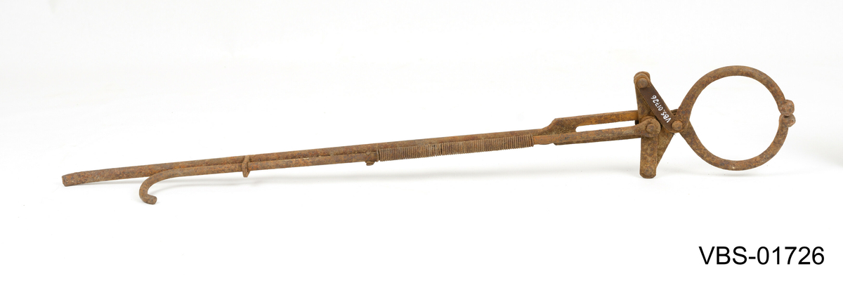Tang til å være brukt av en smed.
Langhåndtakstang med runde ender for å holde eller dra opp gjenstander.