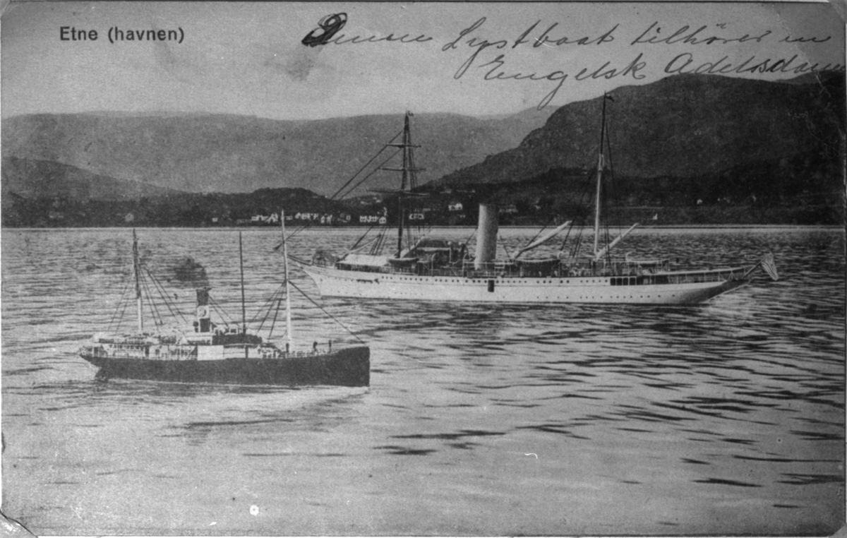 Postkort med bilete av ein engelsk lystbåt i Etnefjorden, ca. 1930. HSD-båten i forgrunnen er redigert inn på det originale biletet. Postkortet har påskrive, i handskrift: "Denne Lystbaat tilhörer en Engelsk Adelsdame".