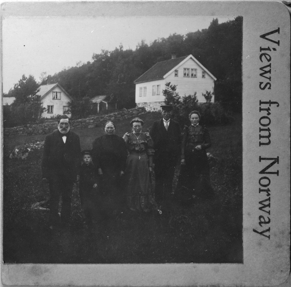 Gardstunet på Romsa, ca. 1910. Frå venstre: Isak Pederson Romsa, Ingvald Åsbø (dotterson til Isak og Guro), Guro Romsa, Anna Dalen (f. Romsa), Anton Romsa og Helene Romsa (f. Dalen).