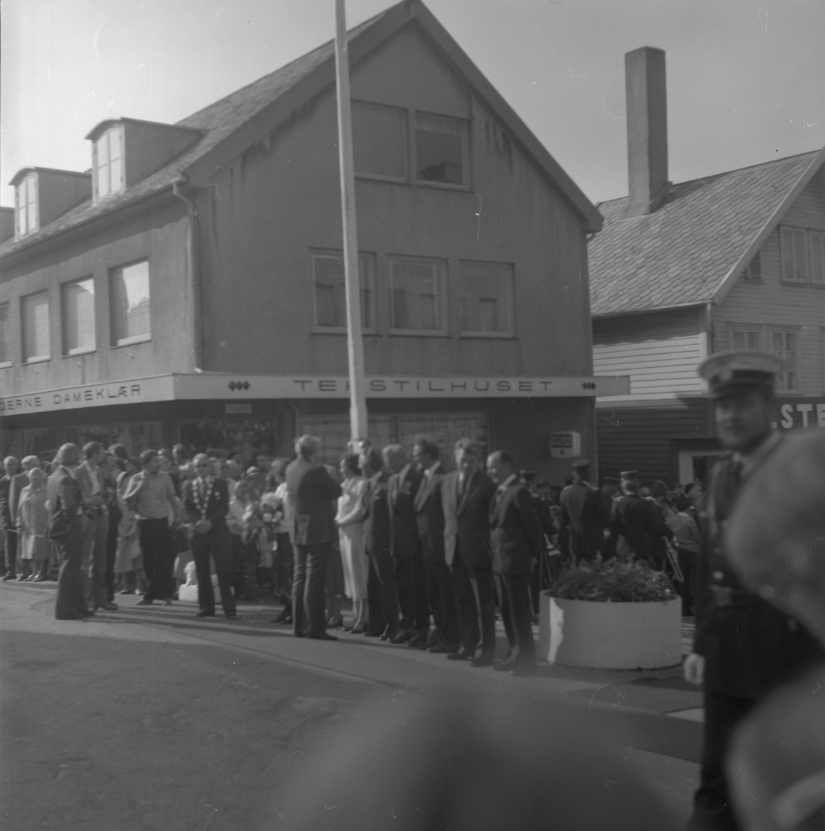 Krysset Haraldsgata/Torggata i Haugesund, 1976. Folkemengd samla i samband med kong Olav V si vitjing i byen.