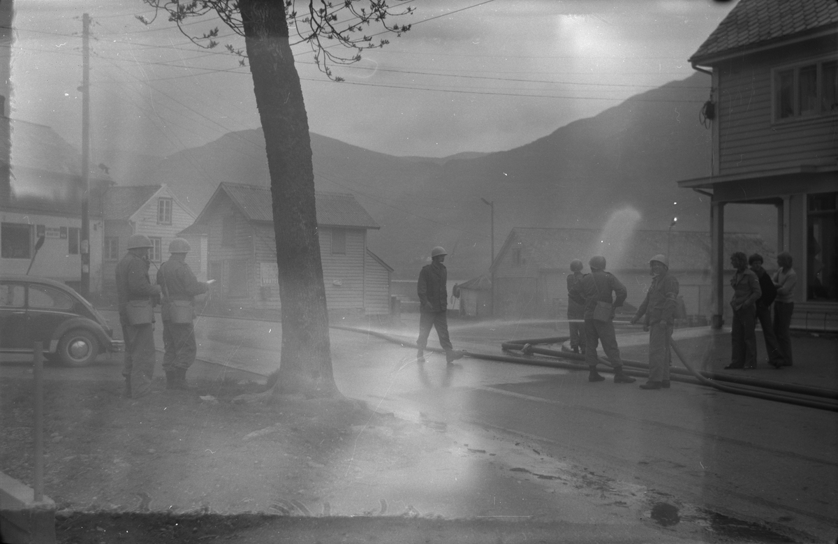 Sivilforsvaret frå Sandeid på brannøving i Ølensjøen, 1975.