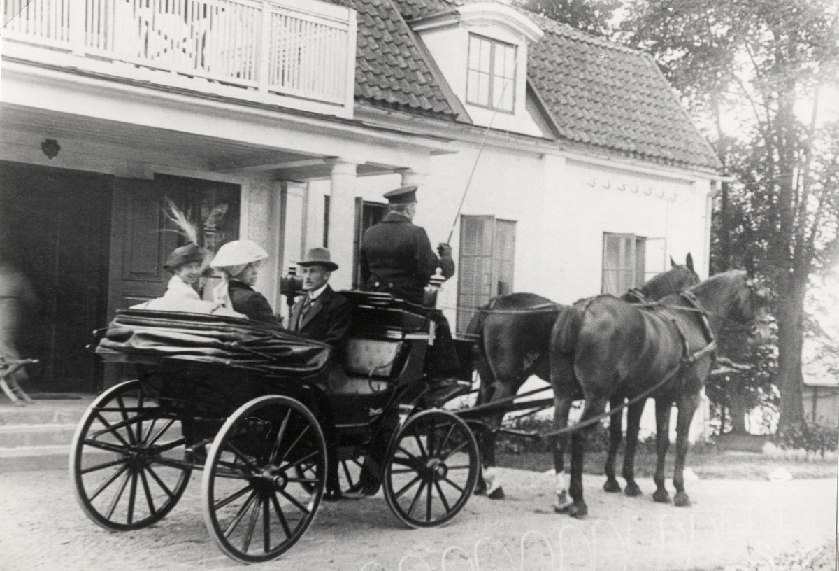 Hästekipage framför Gåvetorps herrgård, Lekaryd, ca 1916. 
I vagnen sitter Arvid Aaby Ericsson (1890-1975) med fru Eva, f. von Platen och moder Anna, f. Hay (1863-1947).