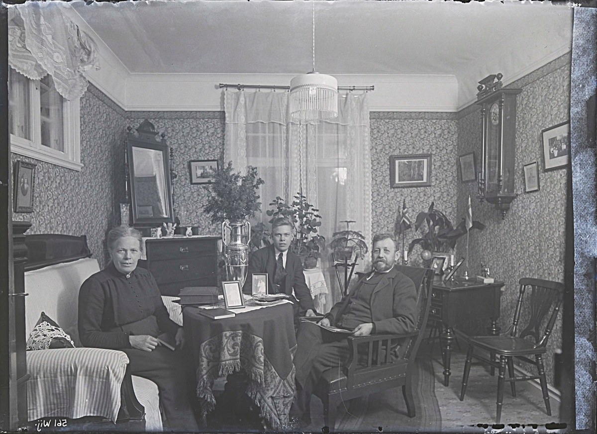 Fotografering beställd av Huggare. Föreställer sannolikt maskinisten Karl Fredrik Huggare (1854-1936), hans hustru Klara Charlotta Dahl (1863-1950) samt deras son Bengt Olof (1901-?).