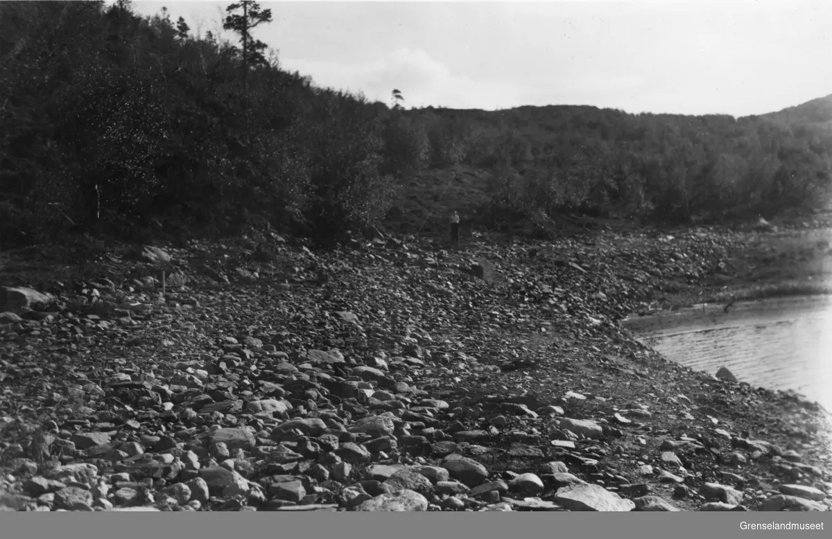 Ørneveiens begynnelse, innerst ved Båtbukten, den sydligste bukt av Bjørnevandet, 22/8-1937.