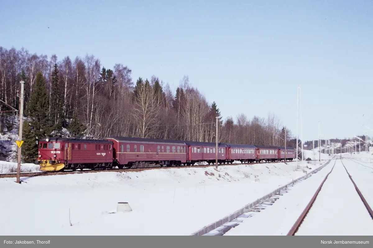 Elektrisk lokomotiv El 11 2079 med hurtigtog fra Oslo S til Halden, tog 145, mellom km 33,5 og 34 i nærheten av Tveter på Østfoldbanen
