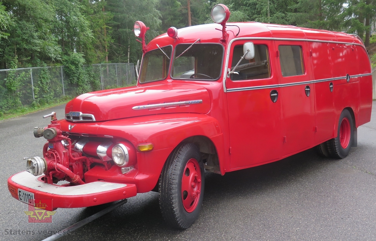 Rød brannbil med V8 bensinmotor. Tre sitteplasser i forsetet og fire i baksetet. Dekkdimensjon foran skal være 7.50 x 20 og bak 8.25 x 20. To-akslet bil med drift på bakjulene.