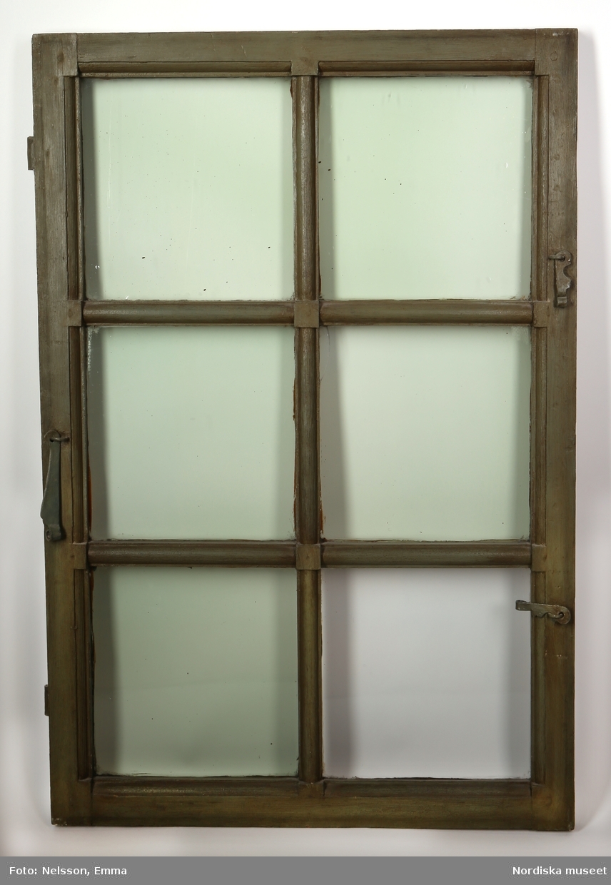 a-d) Fönster med e) karm, fyra fönsterbågar med vardera sex glasrutor, omkring 1740. Utvändigt målat brunt, invändigt grågrön oljefärg. 

Utåtgående fönsterbåge. Träspröjsar med en på insidan rundad vulst som möts i kvadratiskt spröjskryss. Bågens yttersida förstärkt med hörnjärn av 1700-talstyp. Fönsterkarm av furu med symmetrisk korspost. Fönsterbleck av målad plåt, fäst i karmens nederkant. Med fönsterbräda. Beslag för hängning av fönsterluckor. Gångjärn, uppställnings- och stängningsbeslag.  

Anm: Partiellt färgbortfall och skador. Ett av tre fönster(NM.0334543-NM.0334545), placerat på rummets långsida, mot gatan.
/Anna Arfvidsson Womack 2021-07-14