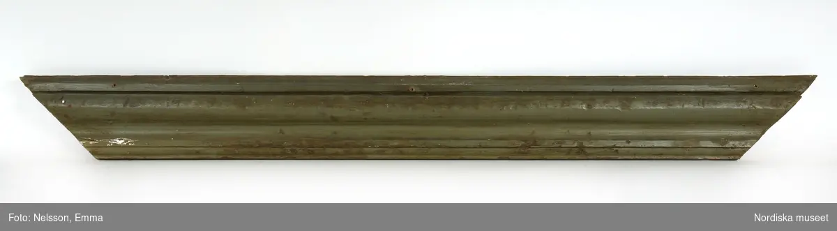 Dörrfoder, 3 delar, av furu, målat i grågrön oljefärg, omkring 1740. Kraftigt profilerad vulst. 

Anm: Partiellt färgbortfall och skador. Fodren har suttit runt dörren (NM.0334546 a-b) på rummets ena långsida.
/Anna Arfvidsson Womack 2021-07-19