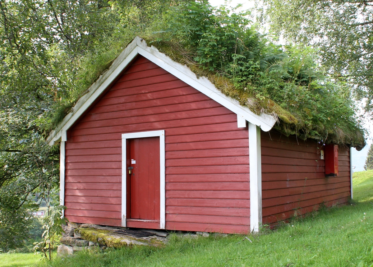 Gamlemuseet blei oppført i Aasentunet i 1898, og er ei gamal røykstove frå Rotevatn i Volda som i storleik og form skal vere ganske lik det huset Ivar Aasen vaks opp i. Det raude huset er av tømmer, har ei dør og to rom.