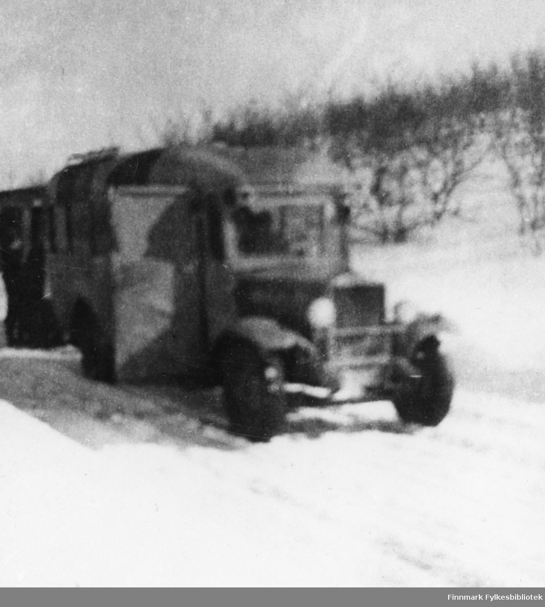 A/S Polarbils første buss etter krigen i 1945, "komoden", fotografert på Seidafjellet.