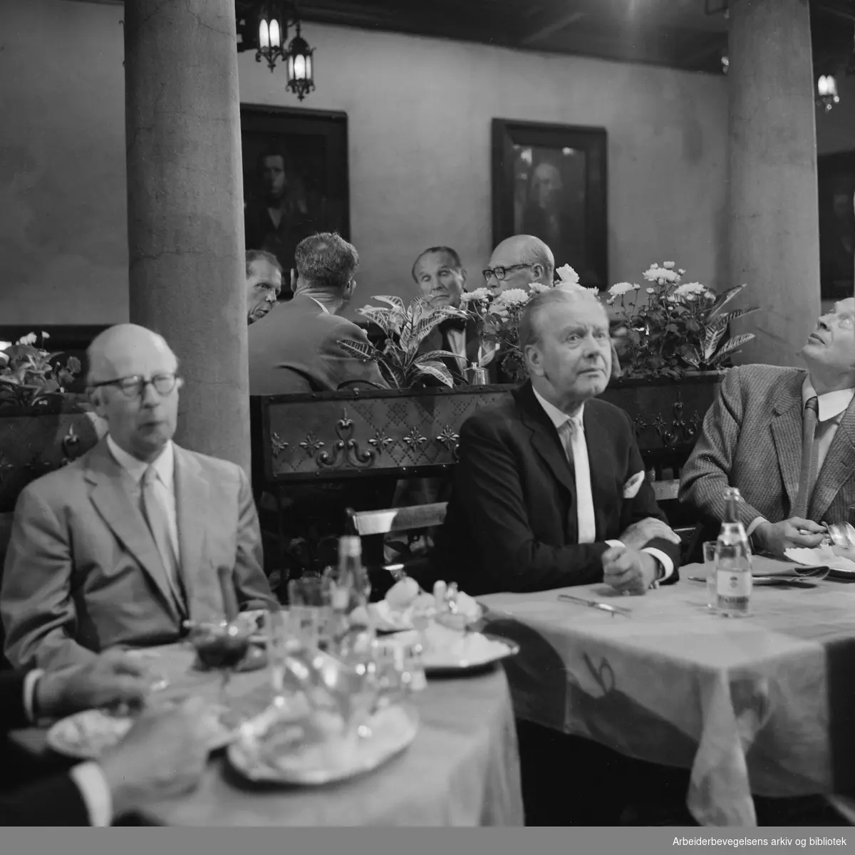 Mentz Schulerud, Per Aabel og Sigurd Winge på restaurant Blom under opptak av program for Nrk-tv. August 1968.