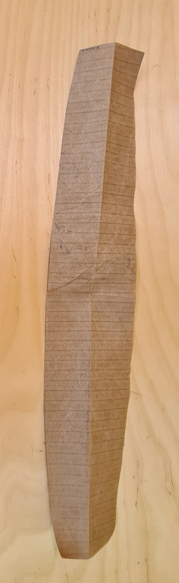 Mönster ritade på papp och grövre papper. På mönstren står att det är till en tvångströja.