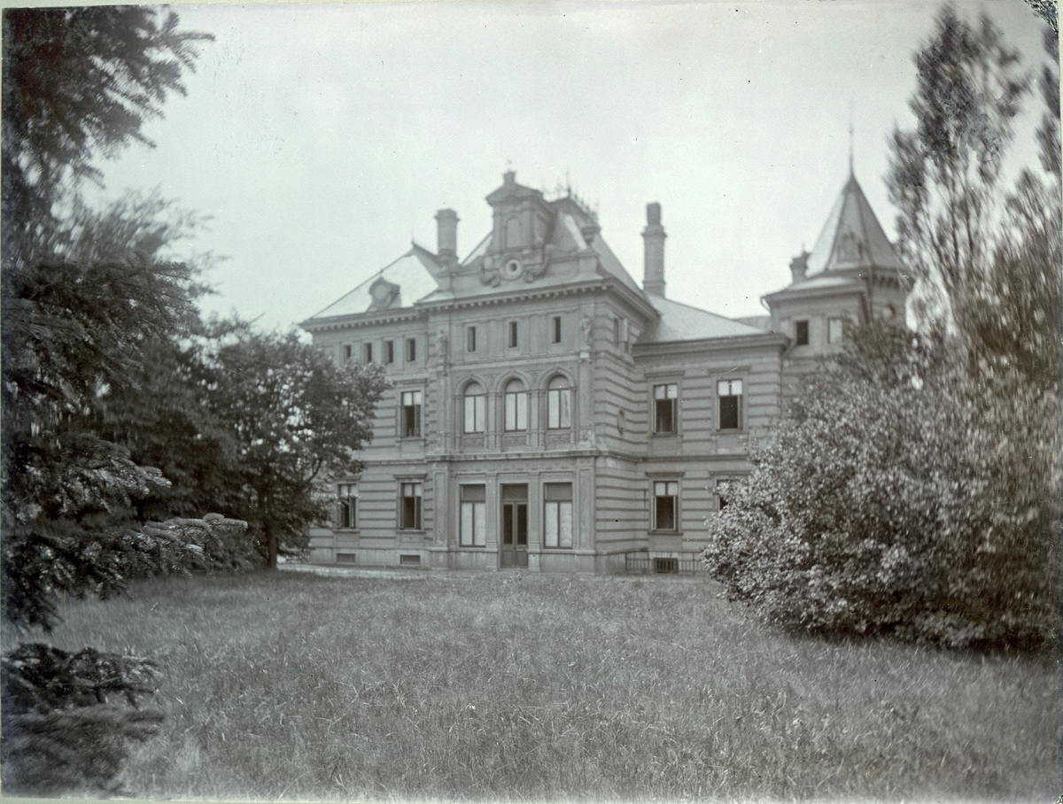 Villa Korndahl från Öster år 1895. Senare Villa Papyrus. Fotograferingen utfördes
efter iköpet av dödsboet efter Otto David Francke.