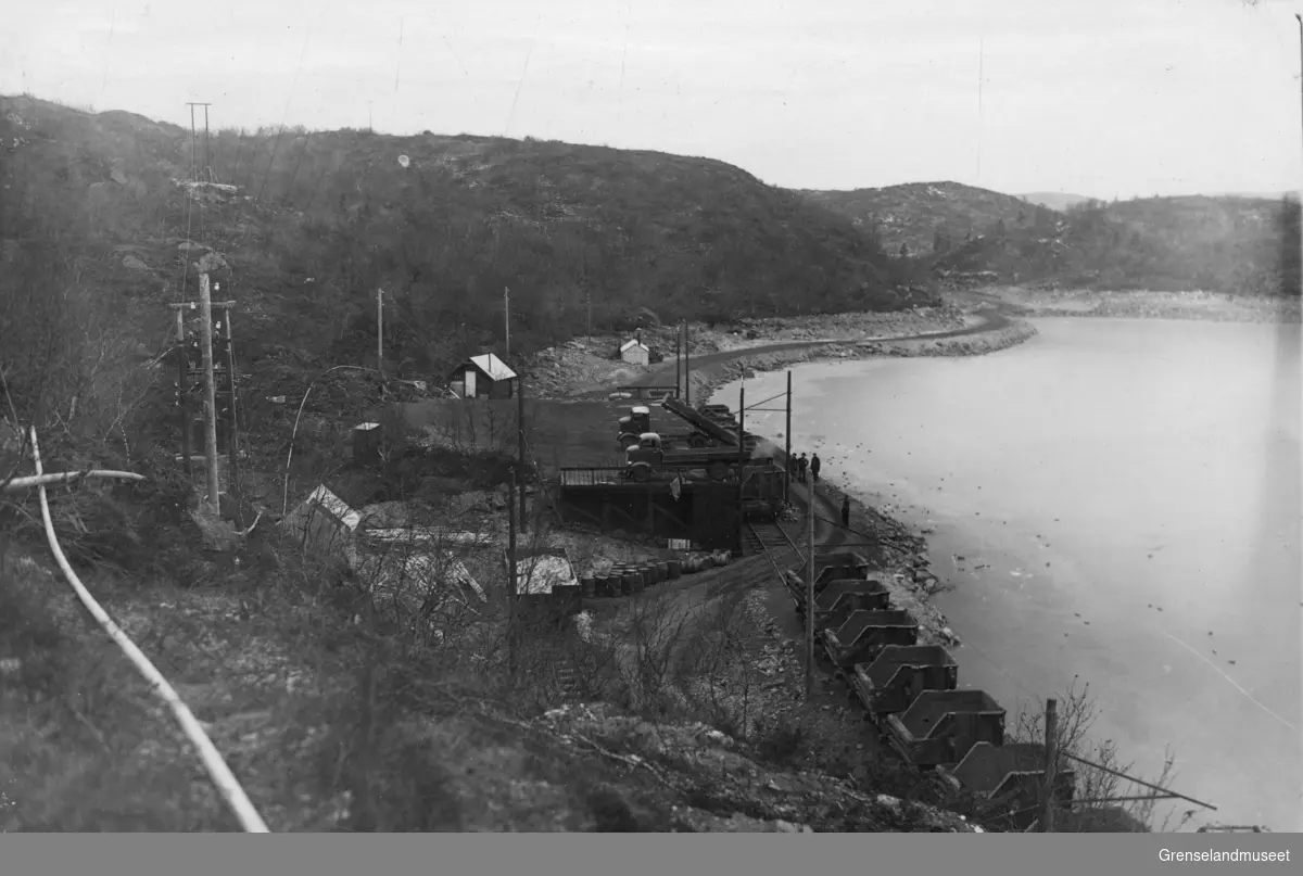 Togsettet lastes med malm fra lastebilder, "Rampen" ved Ørnevannet, 12/11-1937