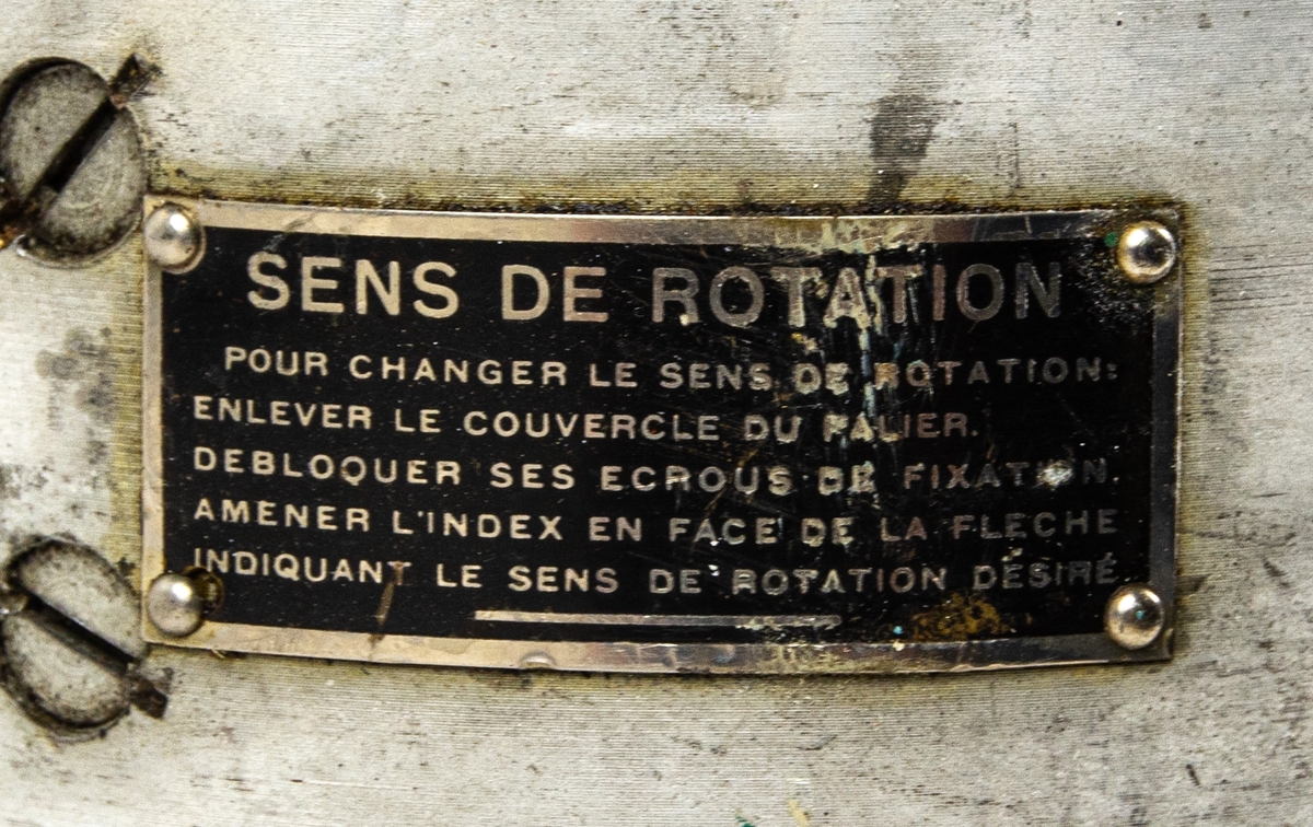 Elsystem fpl DC 3. Generator har beteckningen"GENERATRICE M C, DUCELLIER PARIS TYPE 330 No 439" Datum för tillverkning 6 40
